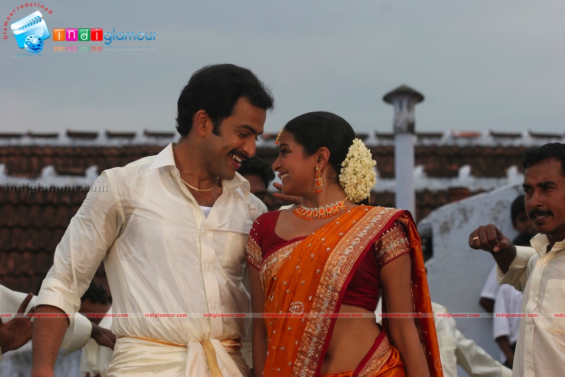 Ninaithale Inikkum Movie hd photo